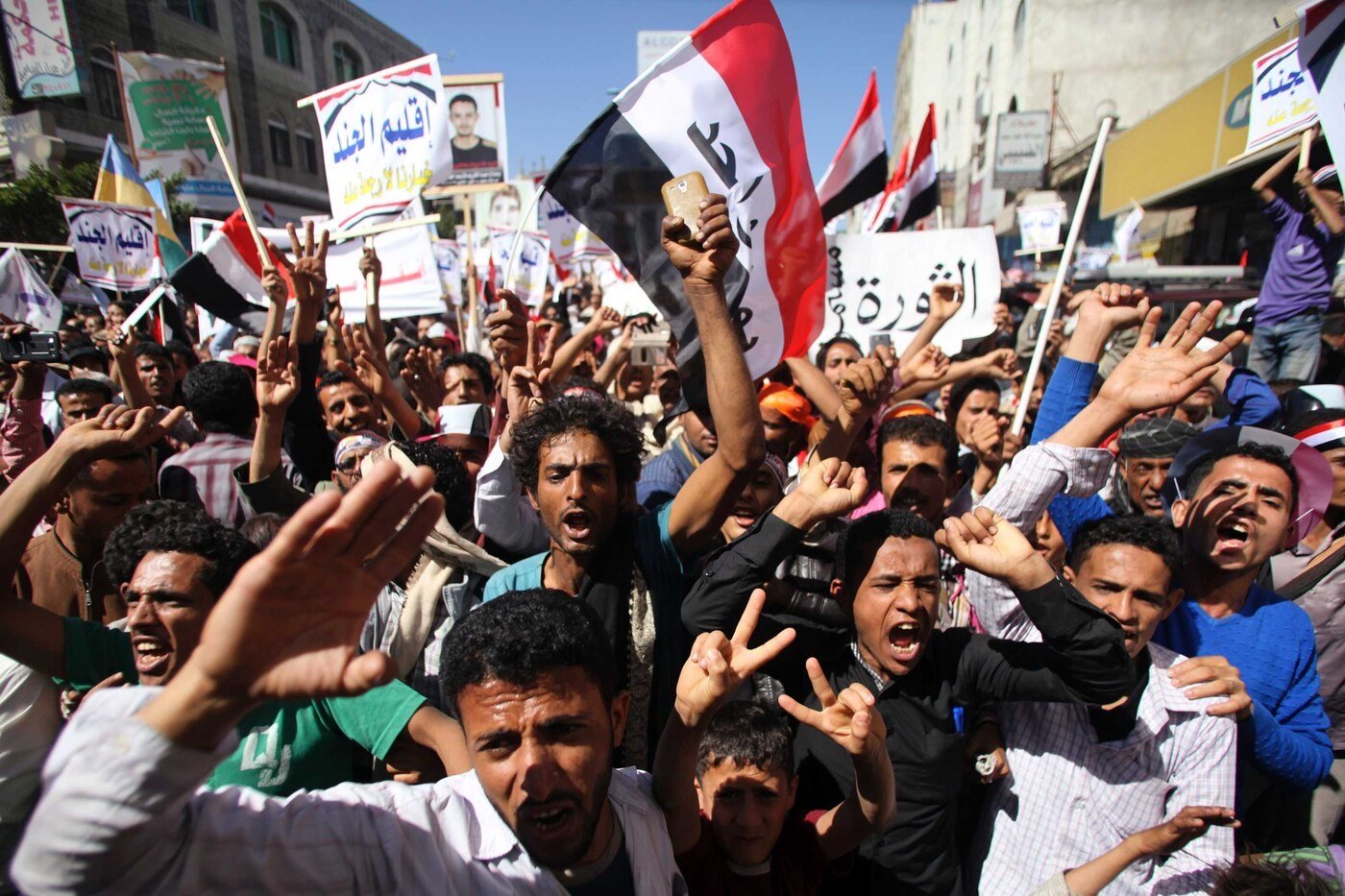 Anti-Houthi protesters shout slogans at a rally in Yemen’s southwestern city of Taiz. (Reuters: Mohamed al-Sayaghi, via ABC News)